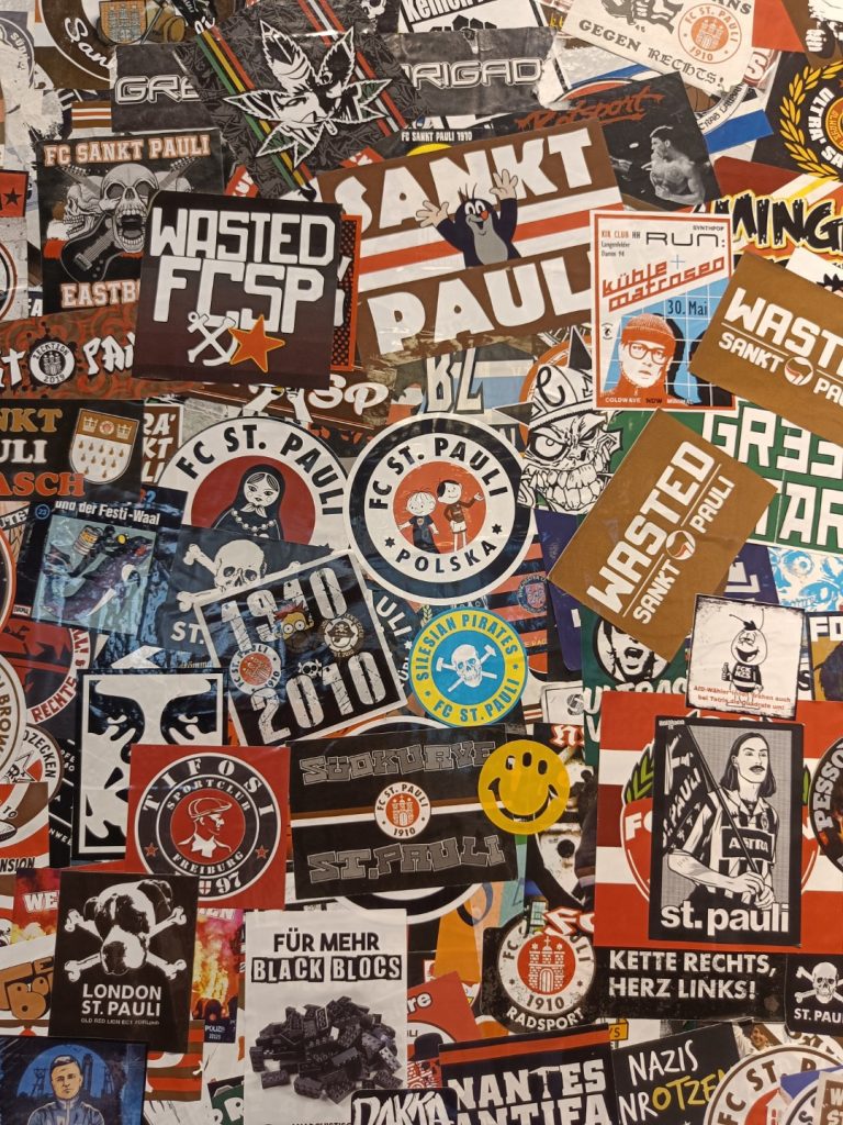 sticker wall v St. Pauli fan shopu, feat. známí rebelové: Bolek a Lolek nebo Krteček